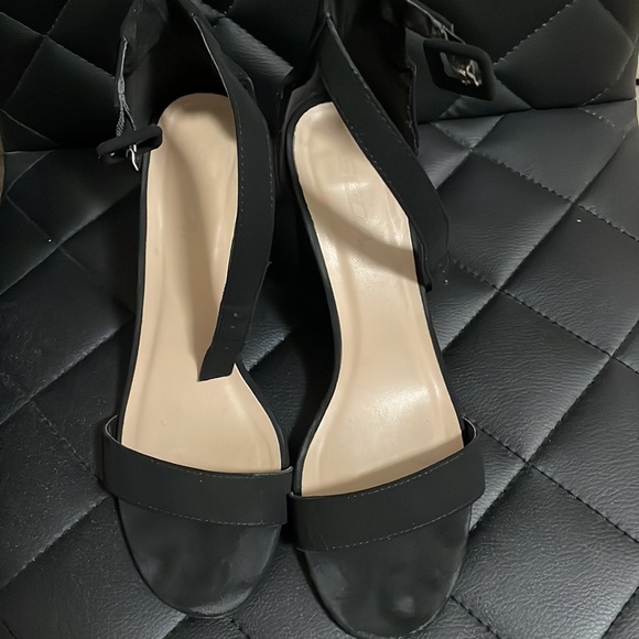 •BLACK HEELS• - Picture 5 of 8